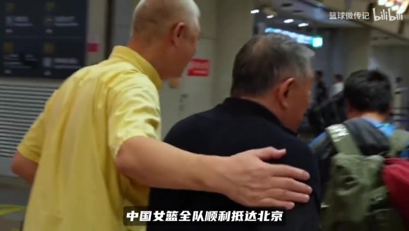 中国女篮回国张子宇抢镜！2米26站队友中间高一大截，球迷看呆！